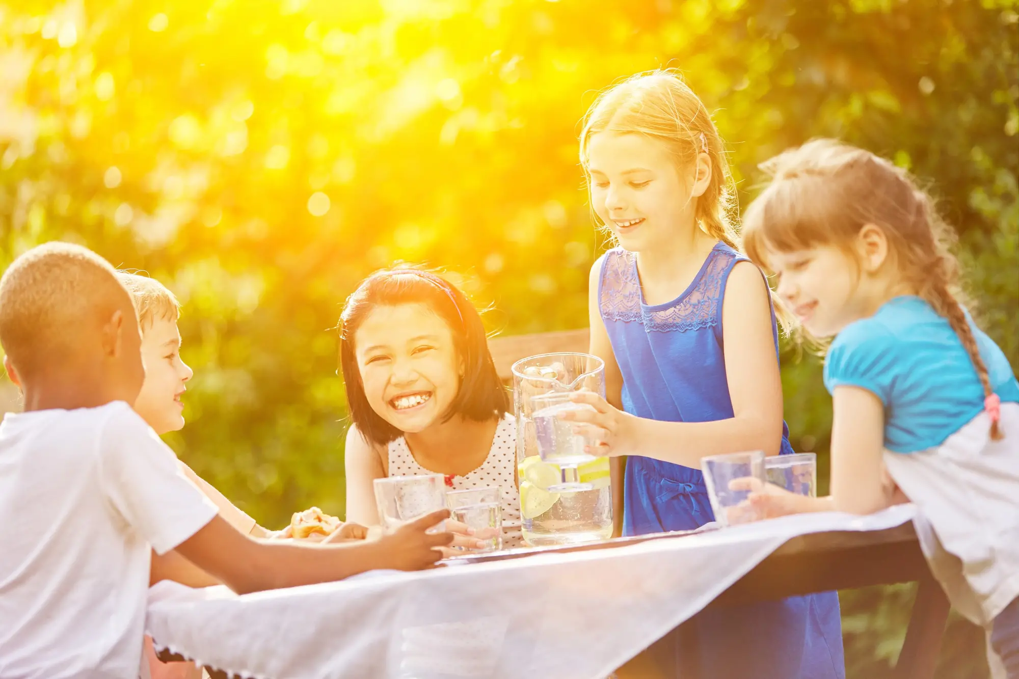 Gemeinsam Spaß haben auf dem Ferienhof! - © Robert_Kneschke_AdobeStock
