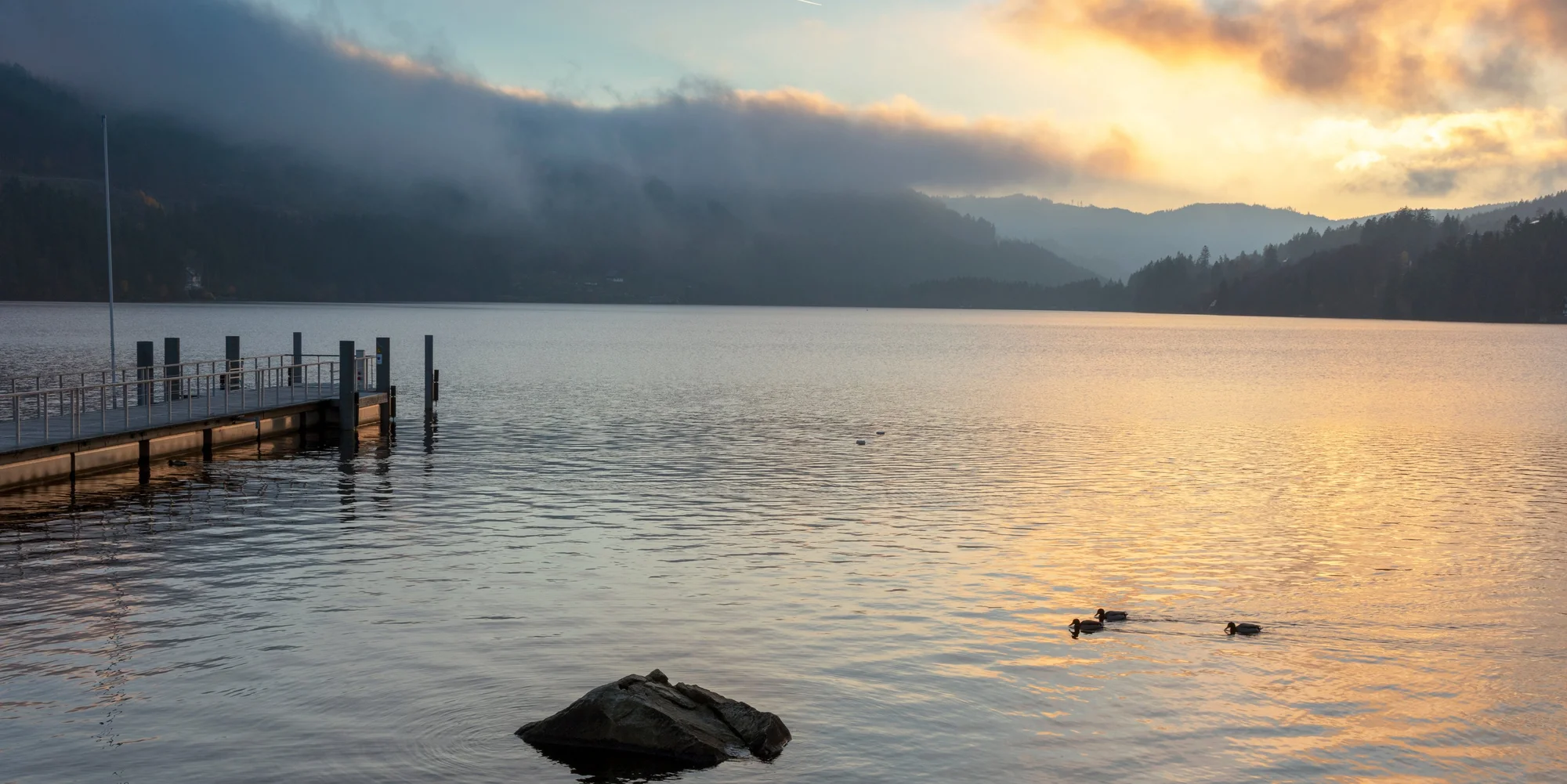 Der Titisee ist auch im Herbst eine Reise wert - © JuergenWiesler_AdobeStock