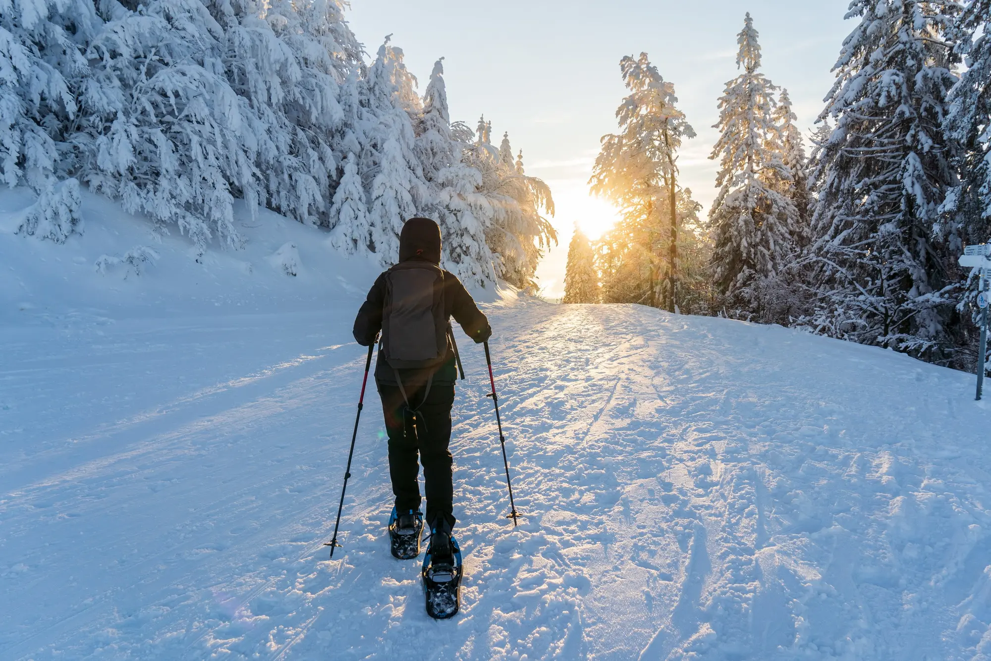 Schneeschuhwanderung - © VolkerLoche - adobe.stock.com