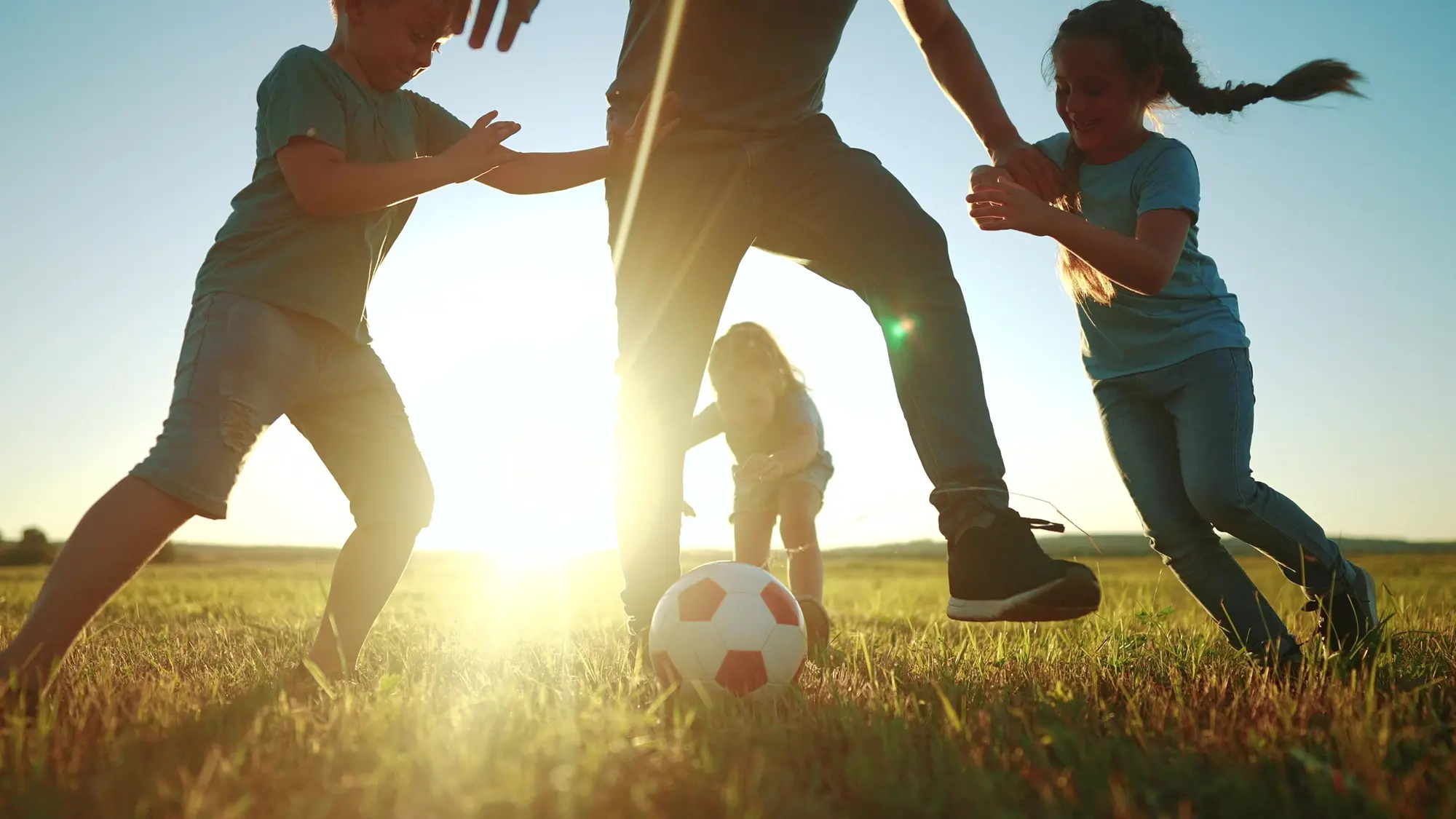 Fußballspielen auf dem Ferienhof - © maxximmm_AdobeStock
